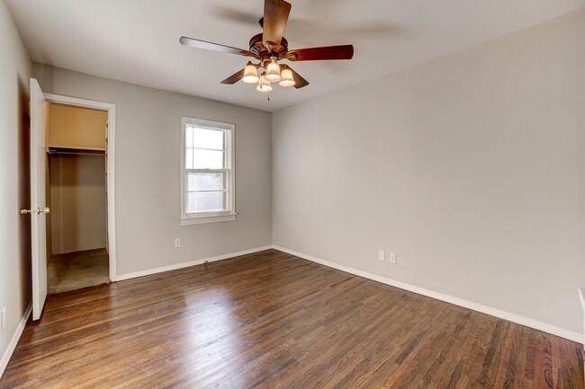 Building Photo - 4 Bed | 2 Bath in Midtown!