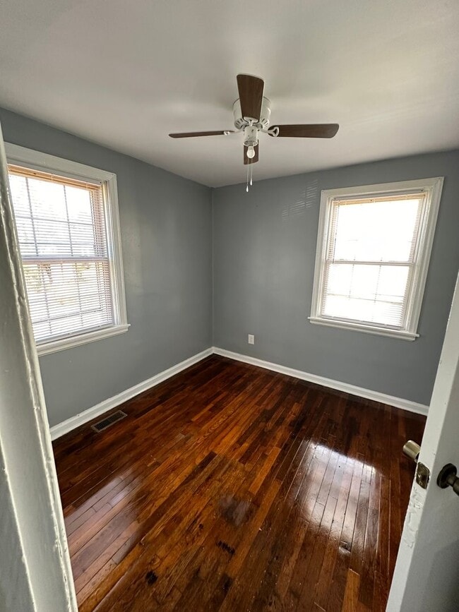 Building Photo - 3 bed 2 bath house on North Side! All electric, Central Air, laundry included, big yard