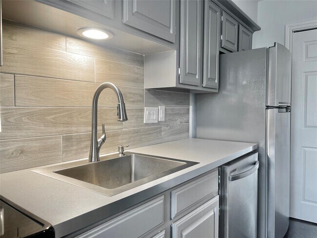 Building Photo - 1311 Antoine Dr