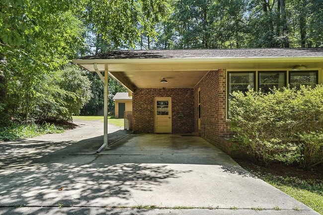 Building Photo - Charming 3BR 1 BTH Home with Inground Pool...