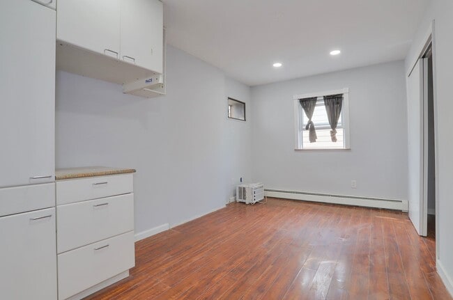 Building Photo - 73 Wales Ave