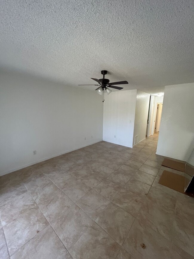 Building Photo - Great 3 bedroom 2 bath in Visalia ready fo...