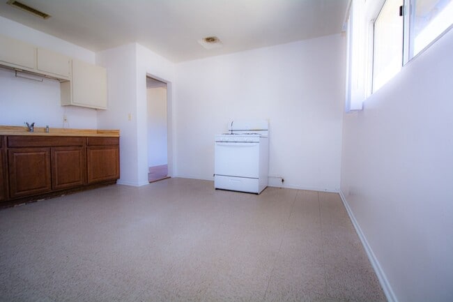 Building Photo - 2Bedroom 1 Bath with 1 Car GR Spacious Apartment Unit -Azusa