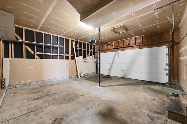 Building Photo - $1,995.95 - 3 Bedrooms, 2 Bathrooms, Single Family Home with Fenced Yard!