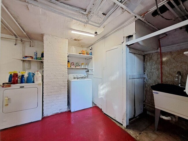 Building Photo - 6304 Liebig Ave