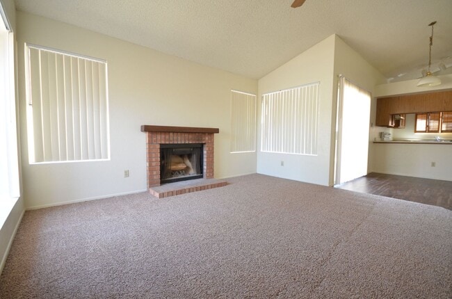 Building Photo - BEAUTIFUL, SPACIOUS 2 BED AND 2 BATH HOME ...