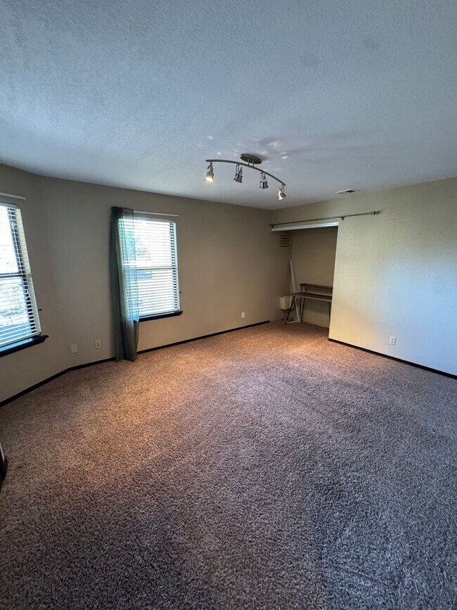 Building Photo - 3-Bedroom Home on Spacious Property in a Great Nipomo Location