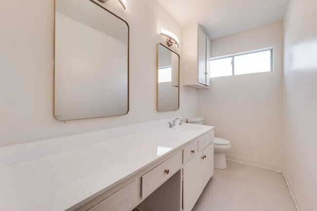 Building Photo - 540 E Hyde Park Pl