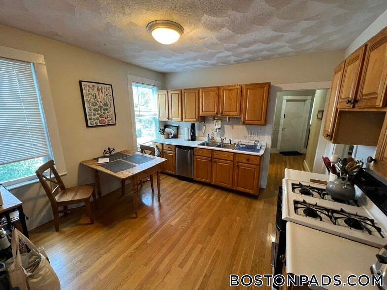 Building Photo - 24 Ellington Rd