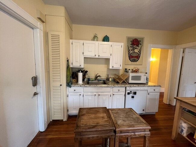 Building Photo - 3 bed/1 bath in Somerville