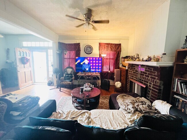 Building Photo - Charming 3bdrm/1.5bth Home Conveniently Lo...
