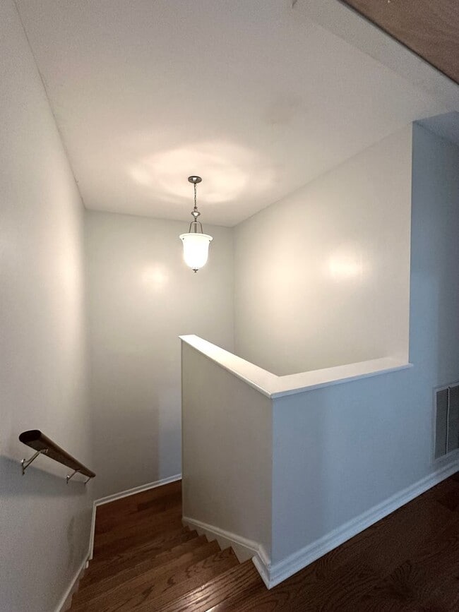 Building Photo - 3 BR 2 1/2 BA Townhome with Community Pool