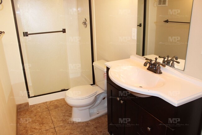 Building Photo - Two Bedroom Duplex with Parking!