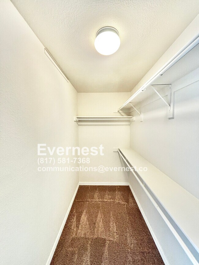 Building Photo - 4-Bedroom Home with Versatile Layout Near ...