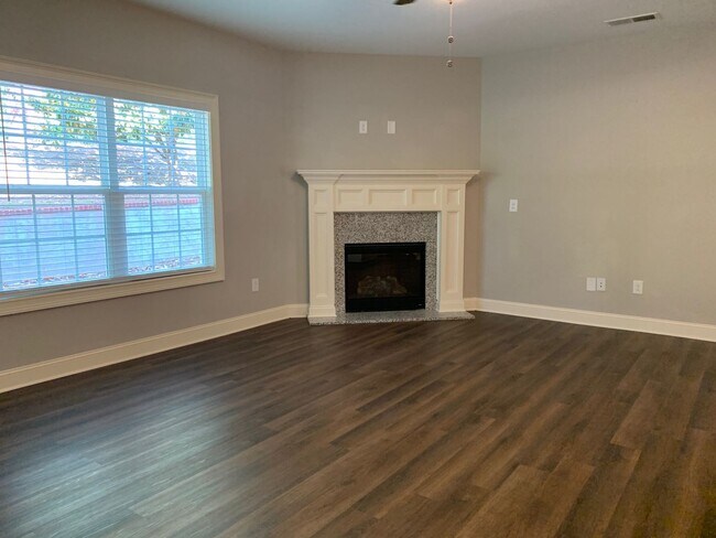 Building Photo - 3 Bedrooms 2.5 Baths  Condo in Downtown Watkinsville!