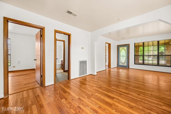 Building Photo - Check Out this 2 bed 1 bath in Alexandria