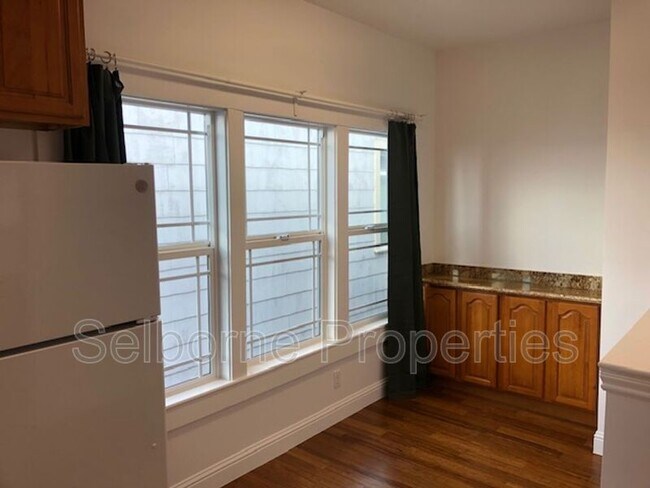 Building Photo - 939 International Blvd