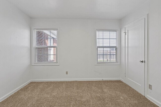 Building Photo - Beautifully maintained 1-bdrm/1-bath unit in 4-plex. Fireplace, off-street parking, laundry, grea...