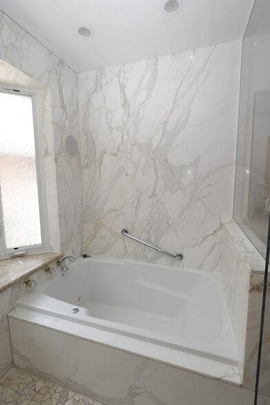 Building Photo - 4831 Canoga Ave