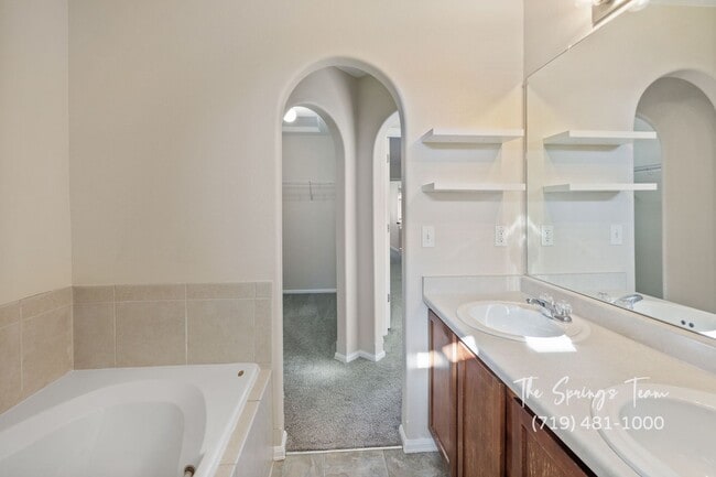 Building Photo - Charming 2BD/2.5BA Townhome with Attached ...