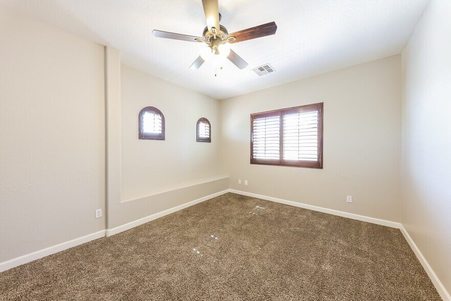 Building Photo - 2120 W Eagle Feather Rd