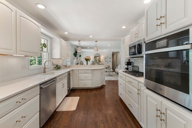 Building Photo - 4470 Chatworth Ct NE