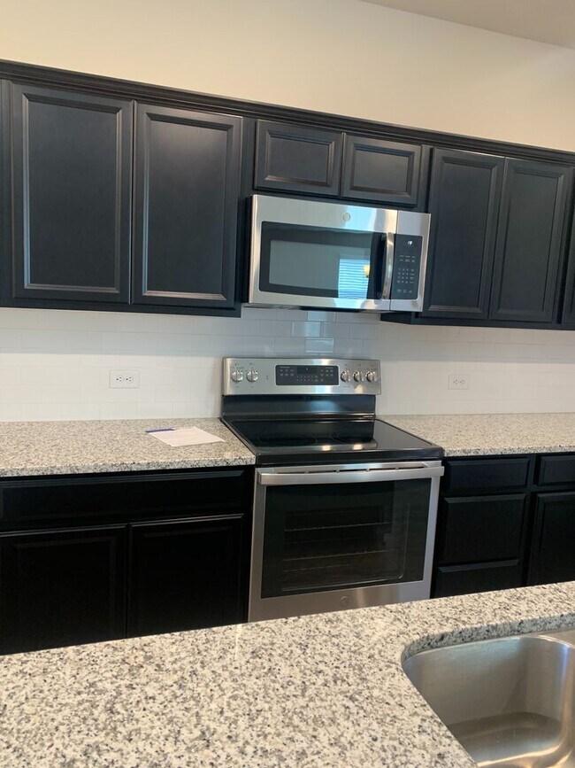 Building Photo - Like New  - 3 Bedroom Townhome in Barron C...