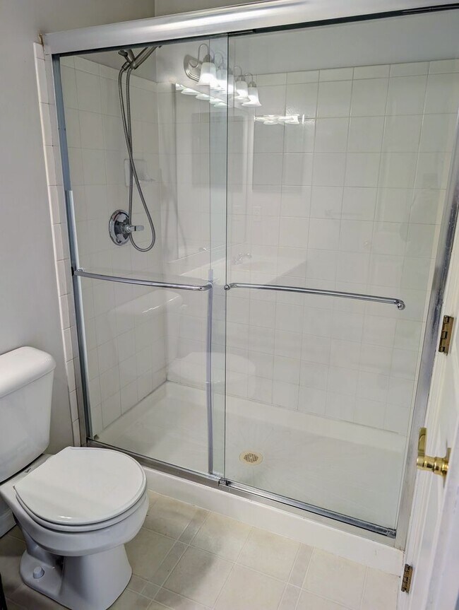 Building Photo - AVAILABLE NOW- Convenient 2 Bed/2 Full Bath Condo in Beavercreek!