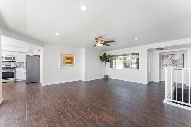 Street entrance into living room / dining room - 1425 Hillcrest Dr