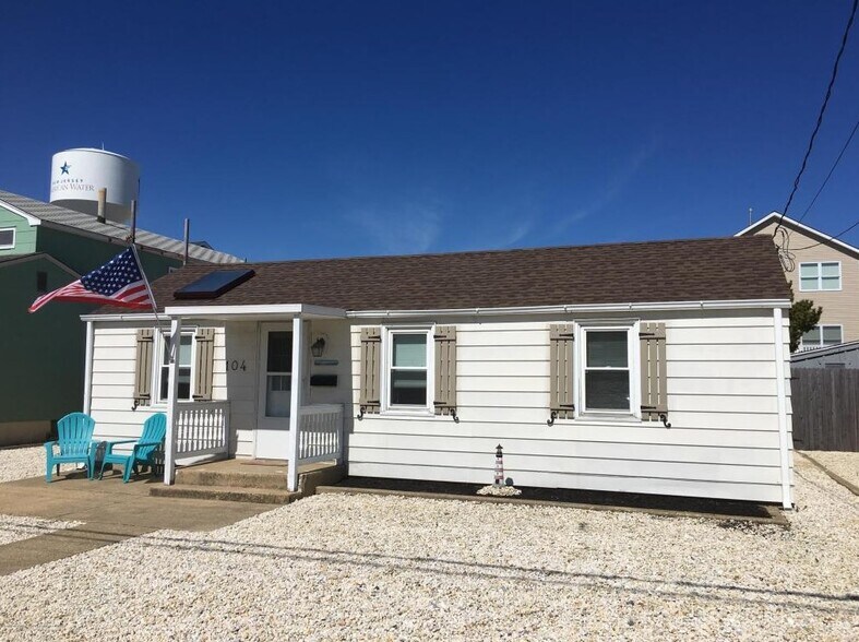 Exterior front. Driveway parking - 104 7th Ave