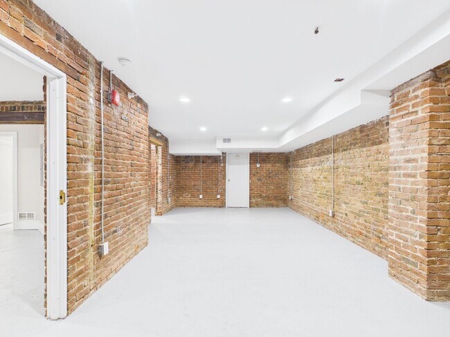 Building Photo - 7 E Franklin St