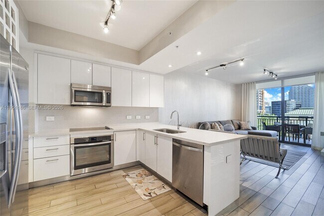 Building Photo - 999 SW 1st Ave