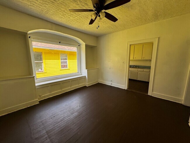 Building Photo - 12633 Edmonton Ave