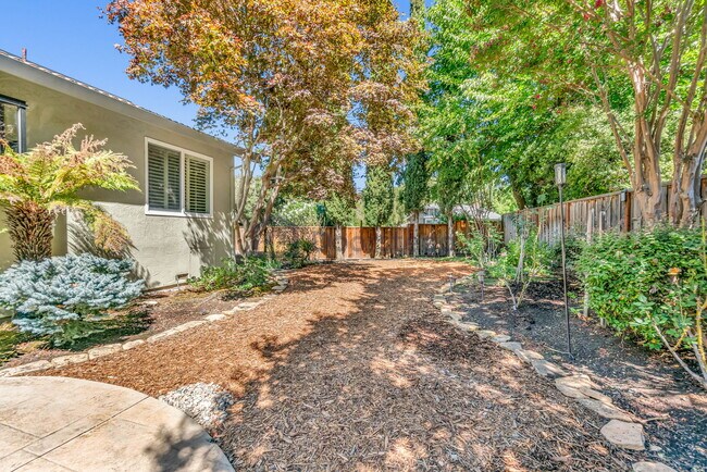 Building Photo - 30 Pony Ct