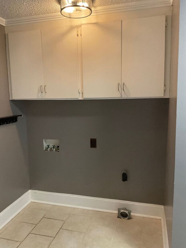 Building Photo - The Perfect 4 Bedroom!!!!