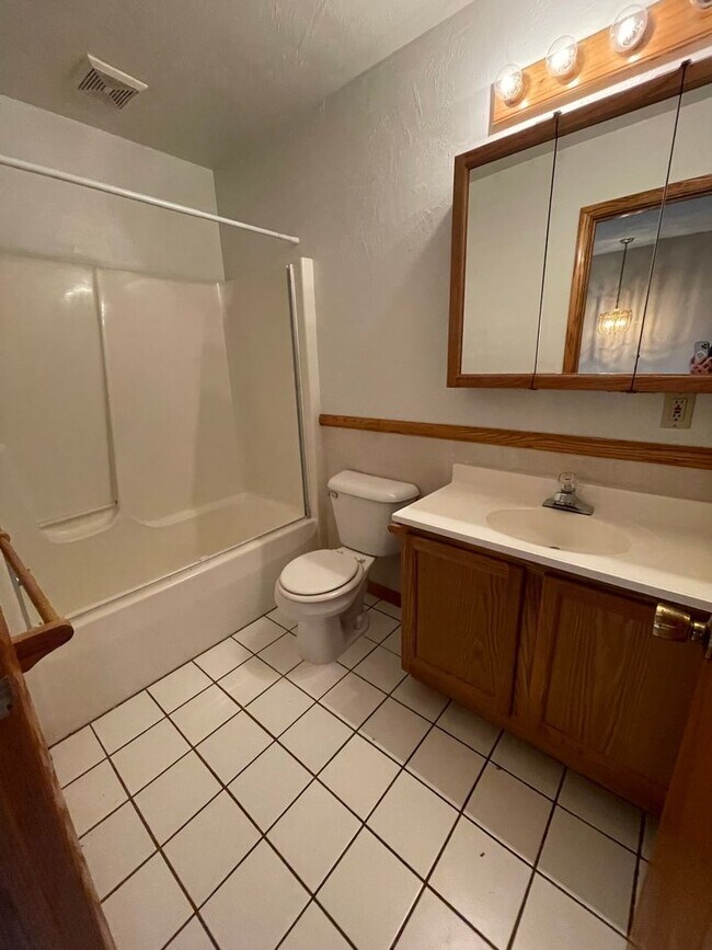 Building Photo - 3140 W 40th St