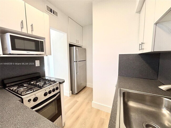 Building Photo - 4740 Pine Tree Dr