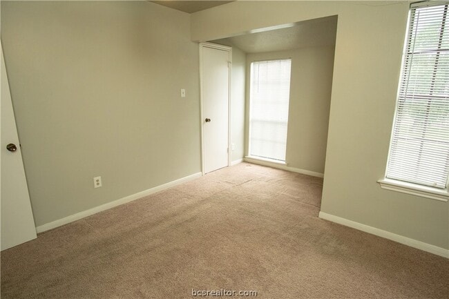 Building Photo - 1801 Woodsman Dr