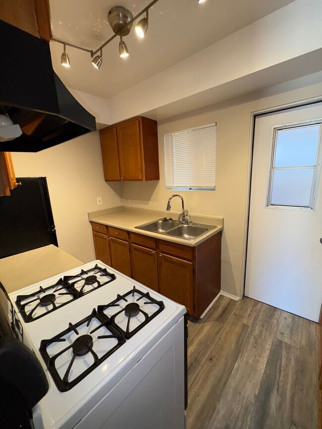 Building Photo - $1,895- ALL UTILITIES INCLUDED- BEAUTIFUL ...