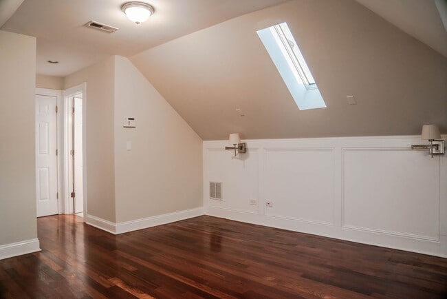 Building Photo - Gorgeous 5 Bedroom / 4 Full Bath Home along Chicago River