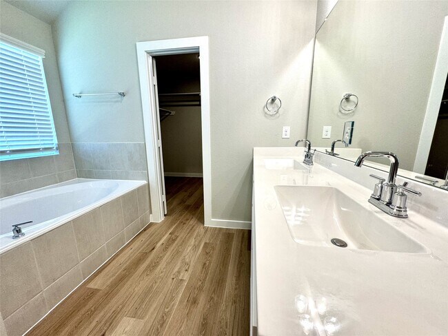 Building Photo - 8615 Jetty Glen Dr