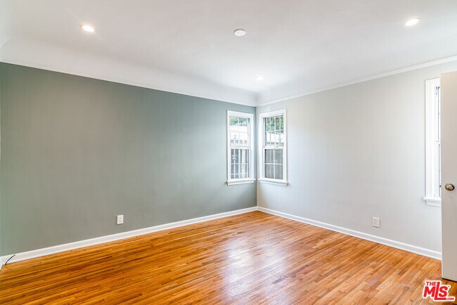 Building Photo - 726 1/2 N Edinburgh Ave