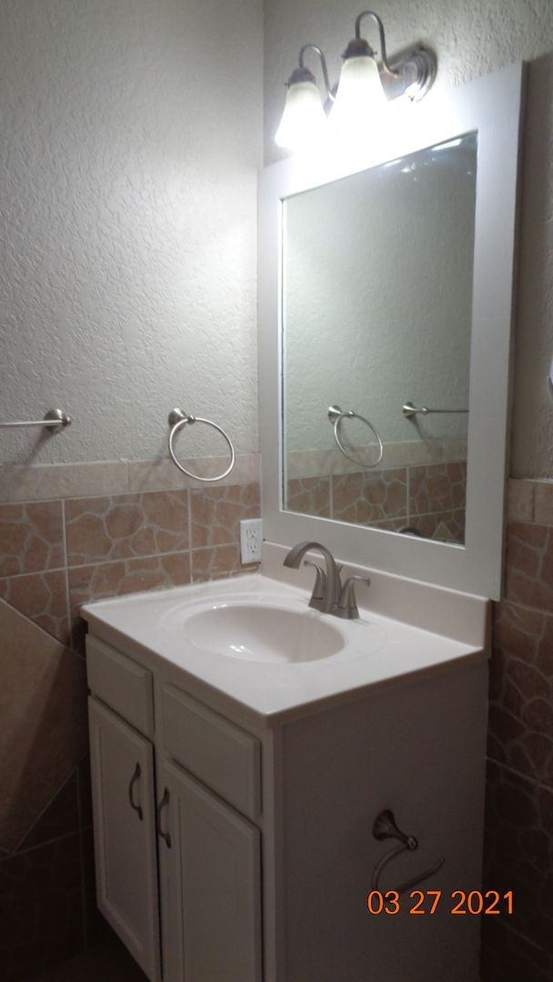 Building Photo - Centrally Located Fort Walton Beach Home with Great Base Accessibility!