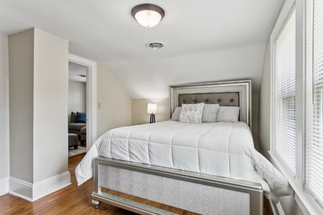 Building Photo - 3426 Kenmore Dr