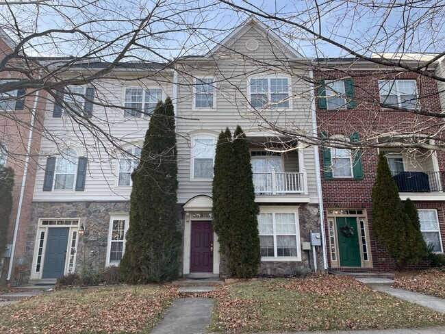 Building Photo - Stunning Light-Filled 3 Bed 2/2 Bath Townhome In Sought After Brambleton