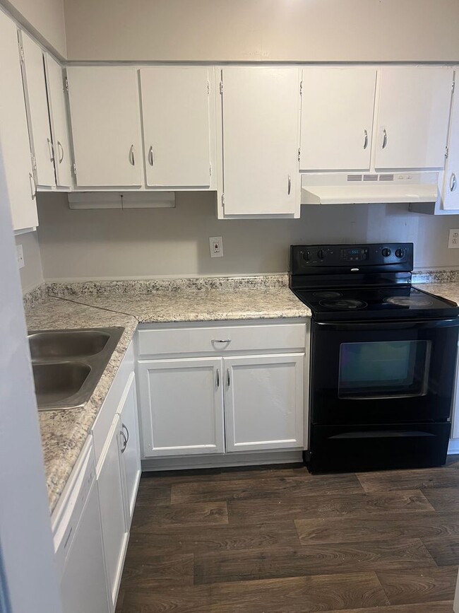 Building Photo - 2 Bedroom 2 Bath Condo