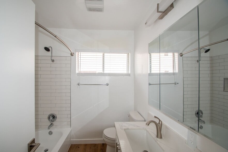 Building Photo - 14706 Dickens St