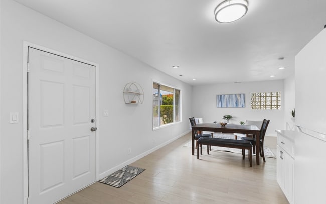 Building Photo - Newly Remodeled and Spacious 3 bedroom 1 bath Rambler
