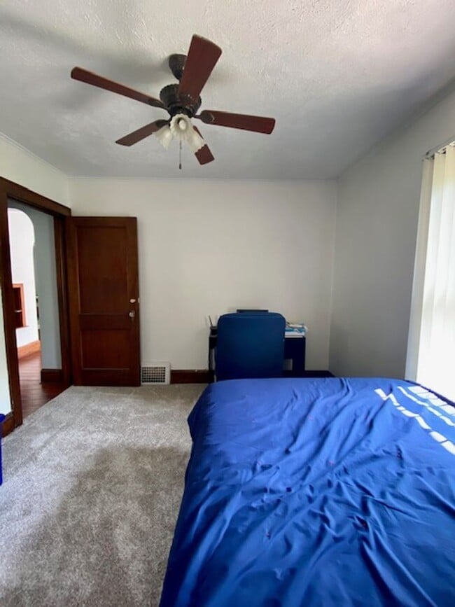 Building Photo - Charming 2 Bedroom 1 Bath Single Family Home!