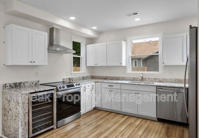 Building Photo - 2616 Redwood Ave